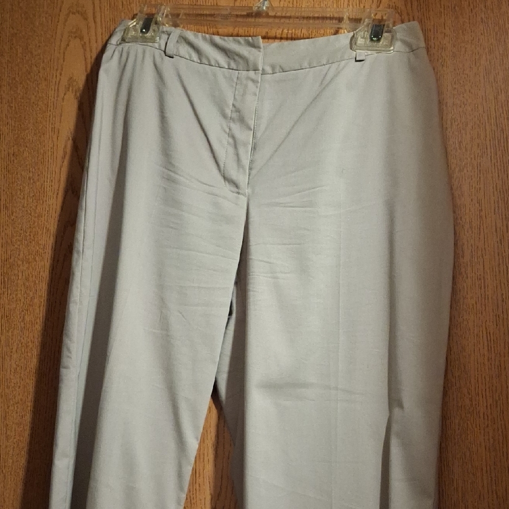 BCBGMaxAzria Soft Gray Cropped Pants